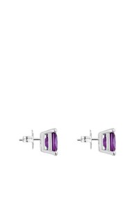 Orecchini a perno in argento con una pietra preziosa ottagonale di un profondo viola inserita all'interno di una cornice geometrica elegante. Finitura lucida e brillante.
