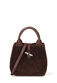 Borsa in suede marrone con manici in pelle corti e una tracolla staccabile. Presenta un dettaglio a nodo e accenti in metallo.