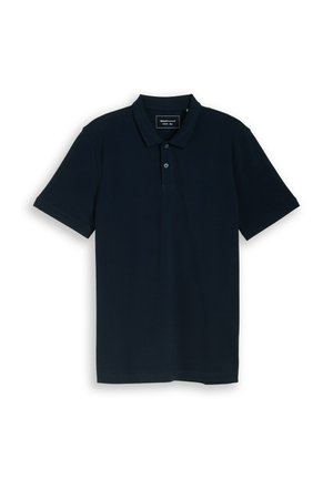 Polo azul marino de manga corta con tapeta de dos botones y cuello, colocado plano sobre un fondo blanco.