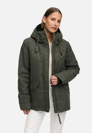 Grön, zip-up parka-jacka med huva, som har dragskor, sidofickor och en slät textur. Bärs över en ljus topp och ljusa byxor.