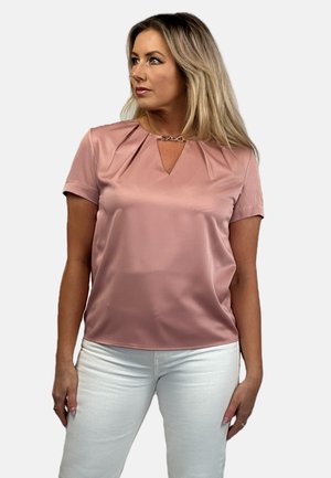 Kurzärmlige, hellrosa Bluse mit V-Ausschnitt und plissiertem Detail an den Schultern, ausgestattet mit einem silbernen Kettenakzent am Ausschnitt.