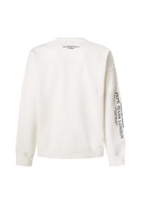 Sudadera blanca de manga larga con cuello redondo, que presenta texto impreso en la manga izquierda y un detalle de logo en la parte superior de la espalda. Textura de material suave.