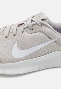 Nike Performance FLEX EXPERIENCE RUN 12 - Träningsskor - light iron/ore metallic/gold grain/ white