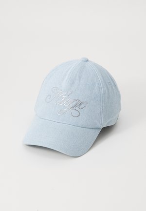 Casquette de baseball en denim bleu clair avec une visière courbée, ornée d'une broderie argentée en lettres cursives. Fabriquée en coton doux avec une finition texturée.