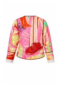 Μπουφάν με μακριά μανίκια και κουμπιά, με ροζ, πορτοκαλί και πράσινα αφηρημένα σχέδια, γραφικό κόκκινο καπέλο και λευκά δαντελωτά μανσέτα.