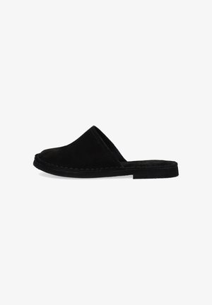 Sort ruskind slip-on sko med rund tå, minimal syning langs kanten og en flad gummisål. Blød tekstur, enkelt design.