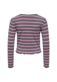 Maglietta grigia a maniche lunghe con strisce orizzontali rosa. Tessuto a costine, vestibilità cropped e orlo scallopato lungo i polsini e il bordo inferiore.