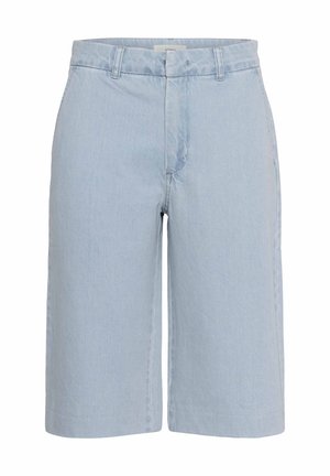 Svetlomodré rifľové šortky po kolená s pútkami na opasok a predným zapínaním na zips, zobrazené spreokna na bielom pozadí.