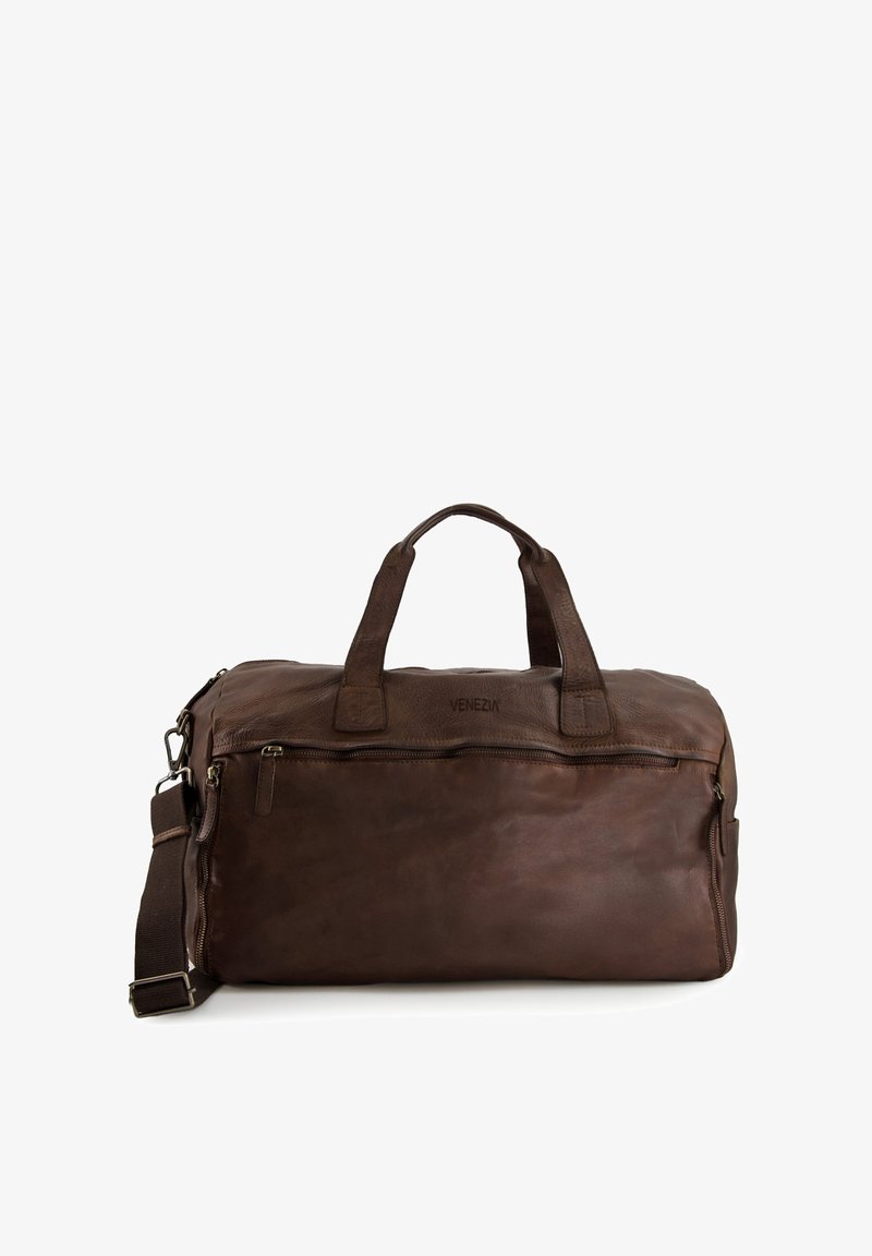 Hnědá kožená cestovní taška s dvojitými horními madly, odnímatelným ramenním popruhem, přední kapsou na zip a embosovaným logem. Hladký povrch a minimalistický design.