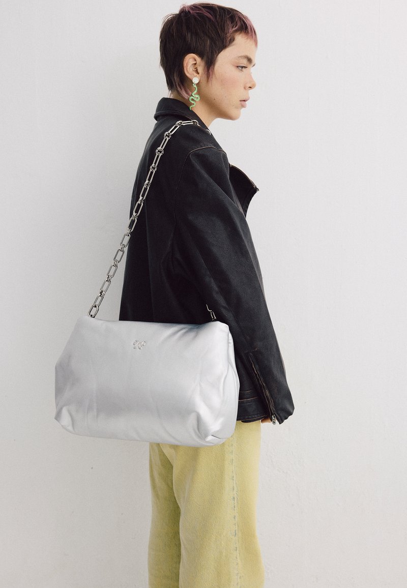 Silver Shell Wos WOS PILLOW - Clutch - silver/silver-coloured - Zalando