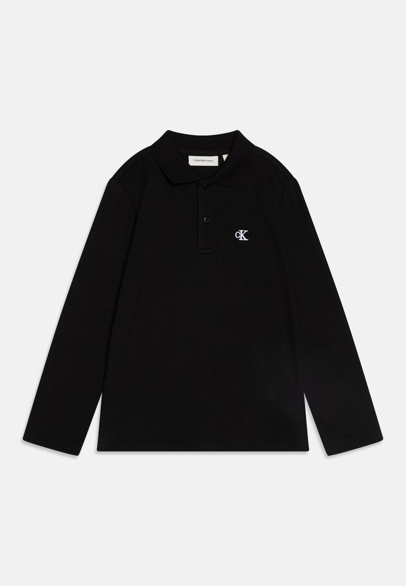 Schwarzes Langarm-Polohemd aus Baumwolle mit einem spitzen Kragen, einer Drei-Knopf-Leiste und einem weißen gestickten Logo auf der Brust.