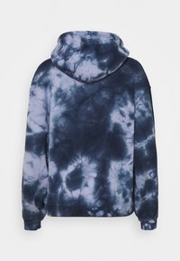 Sweat à capuche à manches longues en motif tie-dye noir et gris, vu de dos.