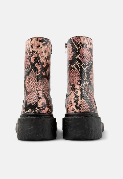 Stivaletti alla caviglia con stampa serpente rosa e nera, superficie texturizzata, punta arrotondata e suola nera spessa, dotati di chiusura con zip laterale.