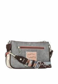 Graue synthetische Umhängetasche mit einem rosa Logo-Patch, roten Akzenten und einem gemusterten verstellbaren Tragegurt in Braun- und Pastellfarben.