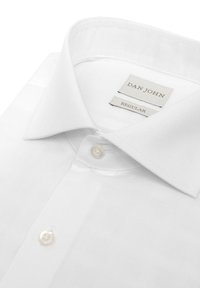 Camisa blanca de vestir con cuello abierto y botones perlados, etiquetada con "Dan John" y las tallas "Regular" dentro del cuello.