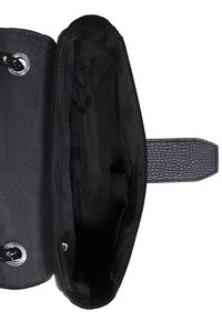 Musta nahkakotelo, jossa on teksturoitu hihna, metalliset yksityiskohdat ja sileä sisävuori. Sisältää yhden pääosaston ja vetoketjullisen taskun.