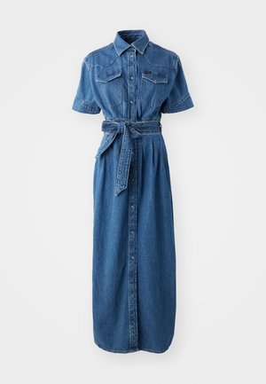 Vestito camicia in denim blu, con maniche corte, due tasche sul petto, vita con cintura e chiusura frontale a bottoni su tutta la lunghezza.