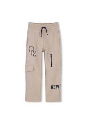 Pantalon beige pour enfants avec taille élastique, cordon noir, poche cargo latérale, poche zippée et lettres noires imprimées "DK" et "NEW".