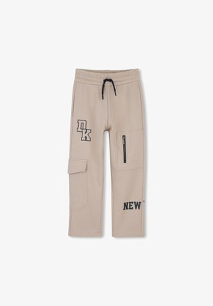 Pantalon beige pour enfants avec taille élastique, cordon noir, poche cargo latérale, poche zippée et lettres noires imprimées "DK" et "NEW".