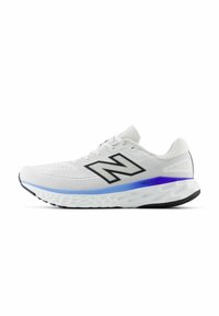 Zapatilla de running blanca con parte superior de malla, acentos negros y detalles morados. Cuenta con una suela texturizada para agarre y tecnología de amortiguación.