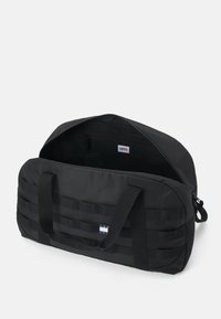 Borsa a tracolla nera con zip superiore, due manici robusti, pannelli testurizzati sui lati e una tasca interna con zip.