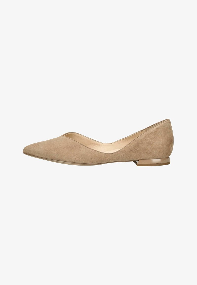Chaussure plate en daim beige à bout pointu avec un petit talon et intérieur en cuir lisse, vue de profil sur fond blanc.