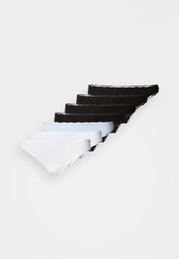 Ensemble de six sous-vêtements pour femmes, avec une texture côtelée. Couleurs : noir, blanc et bleu clair. Détails en bords festonnés.