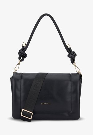 Sac à main en cuir noir avec une bandoulière amovible et un détail noué. Quincaillerie dorée et logo embossé à l'avant.