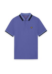 Polo shirt viola con colletto a strisce nere e blu, maniche corte e un piccolo logo di un uccellino giallo sul petto. Tessuto liscio.