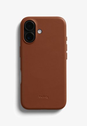 Custodia per telefono in pelle marrone con finitura testurizzata, tagliata con precisione per aperture per doppia fotocamera e pulsanti laterali. Logo del marchio impresso sul retro.