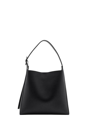 Svart läderhandväska med en slät yta, minimalistisk design och en enkel, böjd axelrem. Öppen topp, ingen synlig hårdvara.