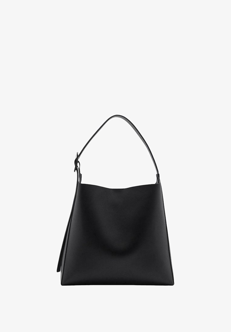 Svart läderhandväska med en slät yta, minimalistisk design och en enkel, böjd axelrem. Öppen topp, ingen synlig hårdvara.