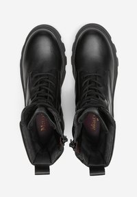 Schwarze Leder-Stiefeletten mit glatter Oberfläche, Schnürung vorne, gepolstertem Kragen und einer robusten Gummisohle; ausgestattet mit einem Reißverschluss für einfachen Zugang.