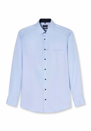 Lichtblauw herenoverhemd met lange mouwen, zwarte knopen, puntkraag en borstzak op een witte achtergrond.