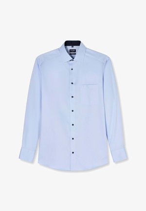 Jasnoniebieska męska koszula wizytowa z długim rękawem, czarnymi guzikami, spiczastym kołnierzykiem oraz kieszenią na piersi na białym tle.