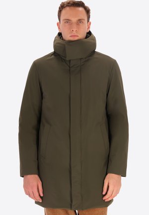Parka verde oliva con colletto alto, chiusura frontale, tasche laterali e texture liscia. Presenta un design minimale e una vestibilità dritta.