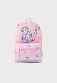 Ροζ σακίδιο πλάτης με χαρακτήρα καρτούν, μπροστινή τσέπη με φερμουάρ, σχέδιο με νιφάδες χιονιού και ασημένιες λεπτομέρειες. Το υλικό φαίνεται να είναι ανθεκτικό ύφασμα.