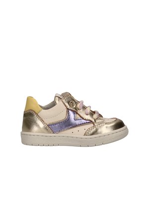 Scarpe da ginnastica basse per bambini con accenti metallici oro, viola e giallo, lacci rosa e suola in gomma bianca, vista laterale su sfondo bianco.