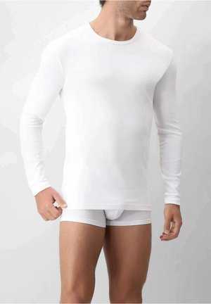 Maglietta a maniche lunghe bianca in tessuto leggero, design aderente, texture liscia, abbinata a boxer bianchi.