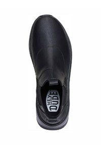 Czarne skórzane buty wsuwane z okrągłym noskiem, elastycznymi bokami i teksturowaną powierzchnią. Posiadają wkładkę z logo oraz wyprofilowaną podeszwę.