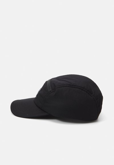 Casquette noire de forme arrondie, fabriquée en tissu léger. Elle présente une visière incurvée et une poche zippée sur le côté. Surface texturée.