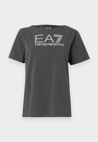 Szara bawełniana koszulka z krótkim rękawem. Na froncie znajduje się biały nadruk z logo "EA7" oraz napisem "EMPORIO ARMANI" w stylowym, graficznym wzorze.
