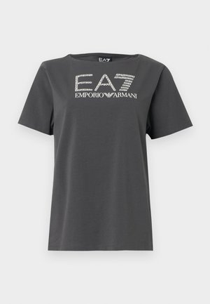 Camiseta gris de manga corta hecha de algodón. Presenta un logo blanco con "EA7" y "EMPORIO ARMANI" en un diseño gráfico elegante.