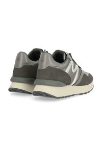 Sneaker in suede e pelle grigia con un'accenno zigzag bianca, una suola spessa color crema e una suola nera testurizzata con dettaglio logo sul tallone.