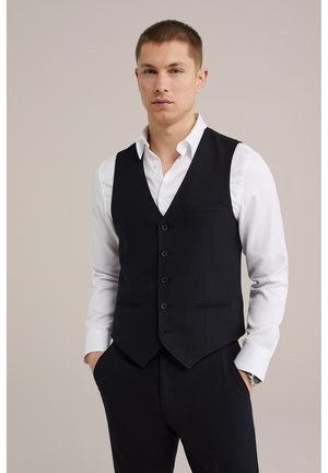 Czarna kamizelka z sześcioma guzikami, z klapami w kształcie notcha oraz dwoma przednimi kieszeniami, noszona na białej koszuli. Gładki materiał o eleganckim kroju.