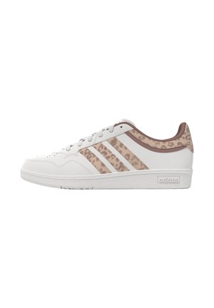 Zapatillas blancas con un estampado de leopardo beige texturizado en las franjas laterales, que presentan un empeine liso, puntera redonda y suela de goma texturizada.