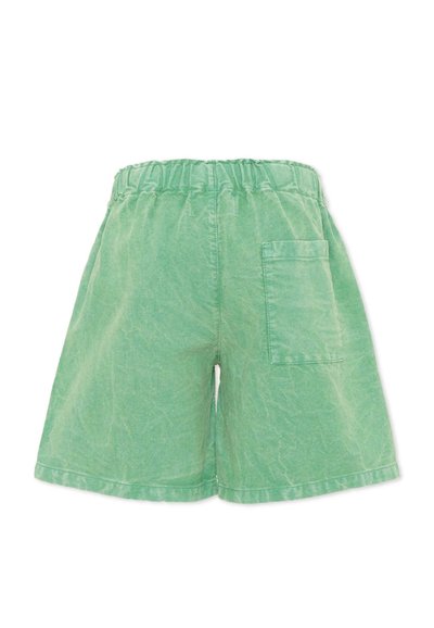 Shorts verts à taille élastique avec une seule poche plaquée au dos, fabriqués en tissu doux et texturé, présentés sur un fond blanc.