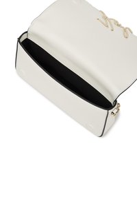 Borsa in pelle rettangolare bianca con patta aperta, fodera interna nera e logo dorato in corsivo sul bordo della patta.