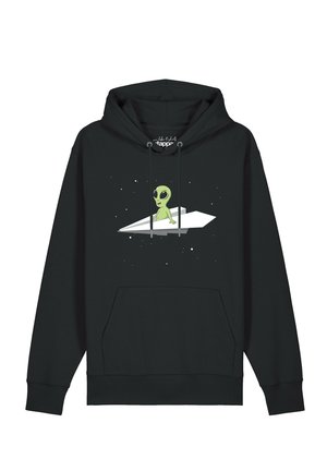Sweat à capuche noir avec un extraterrestre vert assis sur un avion en papier blanc, entouré de petites étoiles blanches dans un design sur le thème de l'espace.