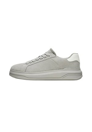 Basket basse gris clair avec fermeture à lacets sur l'avant, texture en suède et semelle épaisse avec détail blanc au talon, vue de côté sur fond blanc.